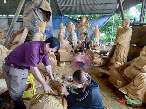 Những bàn tay tài hoa của làng điêu khắc gỗ Nhân Hiền